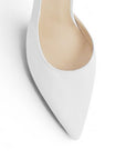 Vista del detalle en punta fina de la zapatilla blanca tipo stiletto para dama con tacón medio 8cm