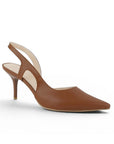 Vista diagonal de zapatilla café tipo stiletto para dama destalonada con tacón medio 8cm