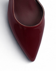 Vista del detalle en punta fina de la zapatilla vino tipo stiletto para dama con tacón medio 8cm