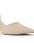 Detalle del material cabra sintético en zapatilla beige para dama tipo stiletto destalonada con tacón medio 8cm