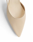 Vista del detalle en punta fina de la zapatilla beige tipo stiletto para dama con tacón medio 8cm