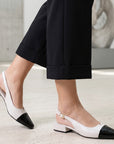 zapatillas beige con punta negra en charol con talón descubierto y tacón bajo 3cm para dama