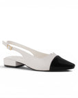 vista diagonal de zapatillas para dama color beige con negro y talón descubierto
