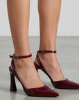 Zapatillas vino de charol con punta fina y correa ajustable al tobillo para dama tacón medio 10 cm