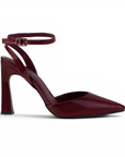 vista lateral de zapatillas vino de charol para dama con punta fina y ajuste al tobillo tacón medio 10 cm