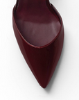 vista del detalle en punta fina de las zapatillas vino charol para dama con tacón medio 10 cm