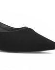 detalle del material gamuza en zapatillas negras para dama destalonadas
