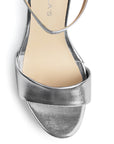 vista del detalle en la plataforma de las zapatillas plata para dama con pulsera al tobillo y tacón medio 8cm