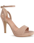 vista diagonal de zapatillas maquillaje para dama con plataforma y tacón medio 8 cm para dama