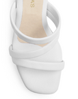 Vista de material cabra sintético en zapatilla blanca con tiras cruzadas para mujer de diseño descubierto con tacón bloque de 7cm