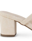 Vista trasera de tacón bloque medio de 7cm en zapatilla beige para mujer con tiras cruzadas