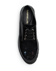 Vista superior de mocasín negro para mujer con punta redonda y ajuste de agujetas