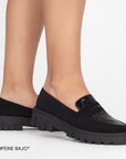 Mocasines negros para mujer con suela chunky, tira frontal tipo antifaz y tacon bajo ancho de 4cm
