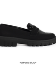 Vista lateral de mocasín negro para mujer con tira frontal tipo antifaz y tacón ancho bajo de 4cm