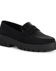 Vista diagonal de mocasín negro para mujer con tira frontal tipo antifaz, suela truck, costura y tacón bajo ancho de 4cm