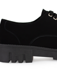 Vista trasera de tacón bajo ancho de 4cm en mocasín negro para mujer con agujetas y suela truck
