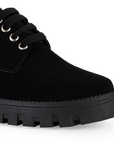 Vista de punta en mocasín negro para mujer con suela chunky tipo truck, agujetas y tacón ancho bajo de 4cm