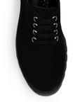 Vista de material buck en mocasín negro para mujer con agujetas, punta redonda y suela chunky tipo truck de tacón ancho bajo de 4cm