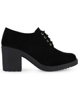 Vista lateral del mocasín negro con cordones frontales para mejor ajuste, ligera plataforma y tacón grueso tamaño medio 7cm para dama