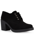 Vista diagonal del mocasín negro de plataforma con tacón medio 7cm y cordones en el empeine para dama