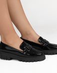 Mocasines negros tipo chunky con herraje metálico al frente, punta redonda y tacón bajo 4cm