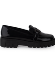 Vista lateral en el mocasín negro con punta redonda, suela tipo chunky y herraje decorativo para dama