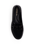 Vista superior del mocasín negro para dama con punta redonda, herraje metálico decorativo y tacón bajo 4cm