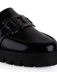 Vista del detalle de herraje metálico decorativo en mocasín negro tipo chunky con punta redonda para dama
