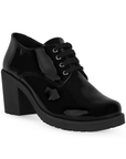 Vista diagonal del mocasín negro de plataforma con tacón medio 7cm y cordones en el empeine para dama