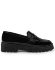 Vista lateral del mocasín negro para dama con suela tipo chunky y antifaz decorativo al frente