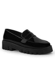 Vista diagonal del mocasín negro para dama con antifaz decorativo y suela chunky tipo track para dama