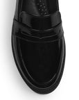 Vista del detalle en el antifaz decorativo del mocasín negro para dama con punta redonda y tacón bajo 4cm