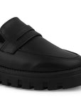 Detalle del material cabra sintético en el mocasín negro para dama con antifaz decorativo y suela chunky tipo track