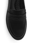 Vista del detalle en el antifaz decorativo del mocasín negro para dama con punta redonda y tacón bajo 4cm