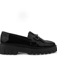 Vista lateral del mocasín negro para dama con suela tipo chunky y herraje decorativo al frente
