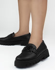 Mocasines negros tipo chunky con herraje metálico al frente, punta redonda y tacón bajo 4cm