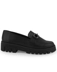 Vista lateral del mocasín negro para dama con suela tipo chunky y herraje decorativo al frente