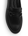 Vista del detalle en el herraje metálico decorativo del mocasín negro para dama con punta redonda y tacón bajo 4cm