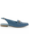 Vista lateral en flat azul de piso para dama con pulsera ajustable y acabado charol