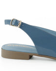 Vista trasera en el flat azul de piso con pulsera ajustable para dama