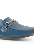 Detalle del material charol en flat azul para dama de piso con detalles metálicos y pulsera ajustable