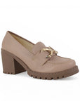 Vista diagonal del mocasín nude para dama con punta redonda herraje decorativo y tacón grueso tamaño medio 8cm