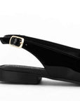 Vista trasera del flat negro de piso con pulsera ajustable para dama de charol