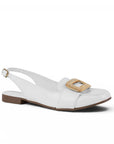 Vista diagonal de flats beige para mujer de diseño destalonado con adorno de herraje y pulsera ajustable trasera