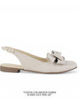 Vista lateral de flat beige para dama de piso con pulsera ajustable y moño en el empeine