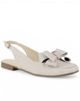 Vista diagonal de flat beige para dama con moño en el empeine y pulsera ajustable
