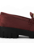 Vista trasera de tacón ancho bajo de 4cm en mocasín vino para mujer con herraje y suela truck