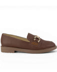 Vista lateral de mocasín cafe de meter para mujer con tacón bajo de 3cm y herraje decorativo
