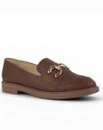 Vista diagonal de mocasín cafe para mujer con herraje decorativo y tacón bajo de 3cm de meter