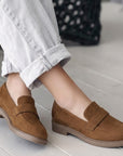 Mocasines cafés para mujer de tacón bajo 3cm y tira frontal tipo antifaz